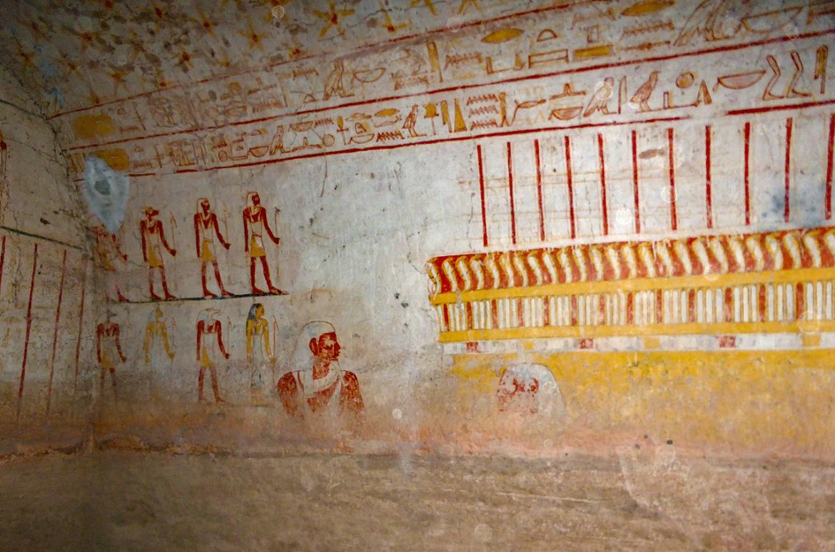 1280px-Burial_Chamber_of_the_tomb_of_Tanutamani_(4)_(33096700524)