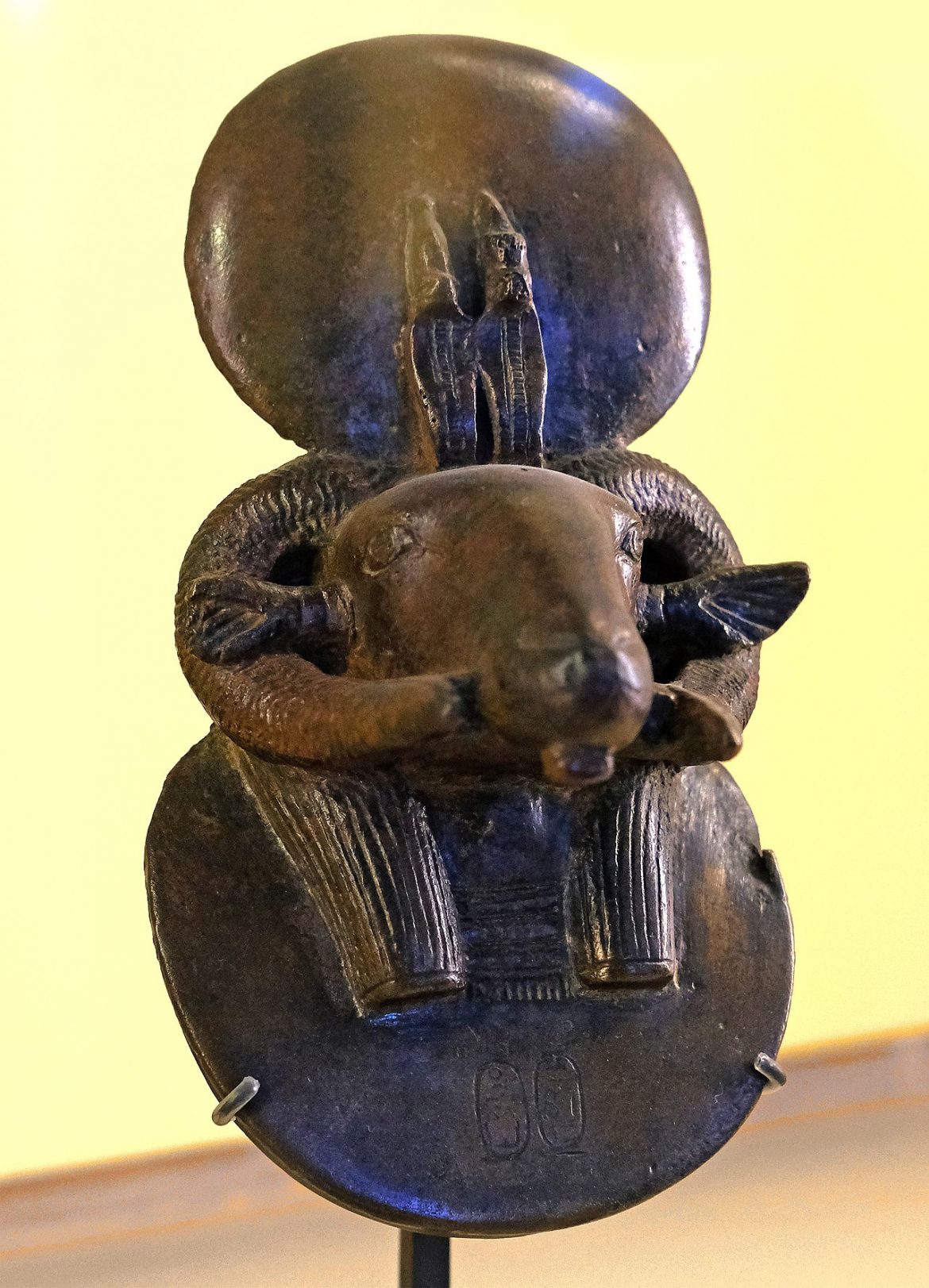 1280px-F2241_Louvre_Amon_belier_25_dynastie_E33072_rwk
