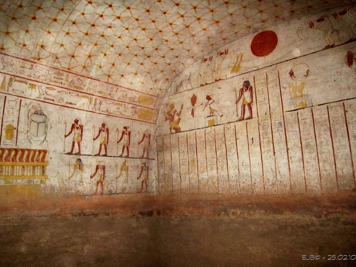 1280px-Grabkammer_des_Tanotamun