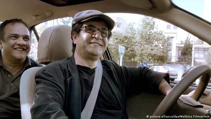 (مشهد من فيلم "تاكسي طهران" ل"جعفر بناهي" والذي صور عبر كاميرا خفية لرصد يوميات سائق أجرة في طهران)